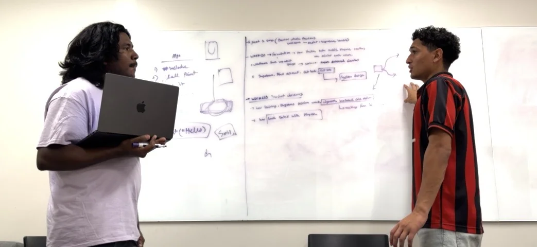 Equipo de Eunri trabajando juntos frente a una pizarra